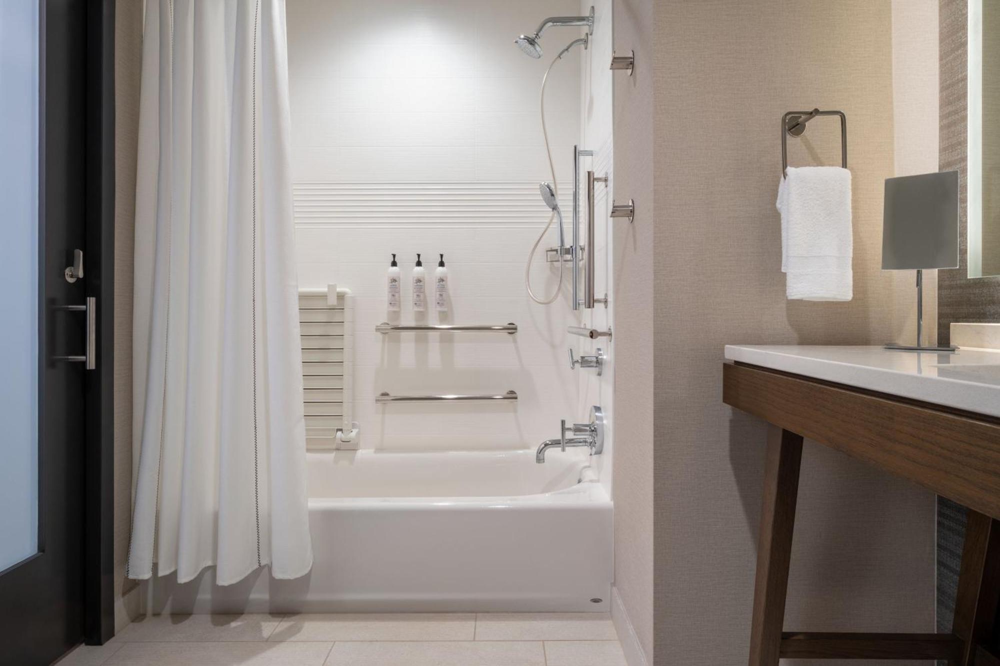 Delta Hotels By Marriott Wichita Falls Convention Center Екстериор снимка